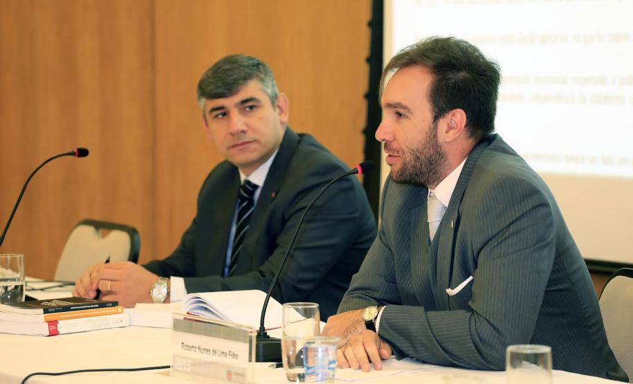 Procurador-chefe da Procuradoria Administrativa e coordenador da Mesa, Roberto Nunes de Lima Filho, e advogado e professor Sandro Gilbert Martins