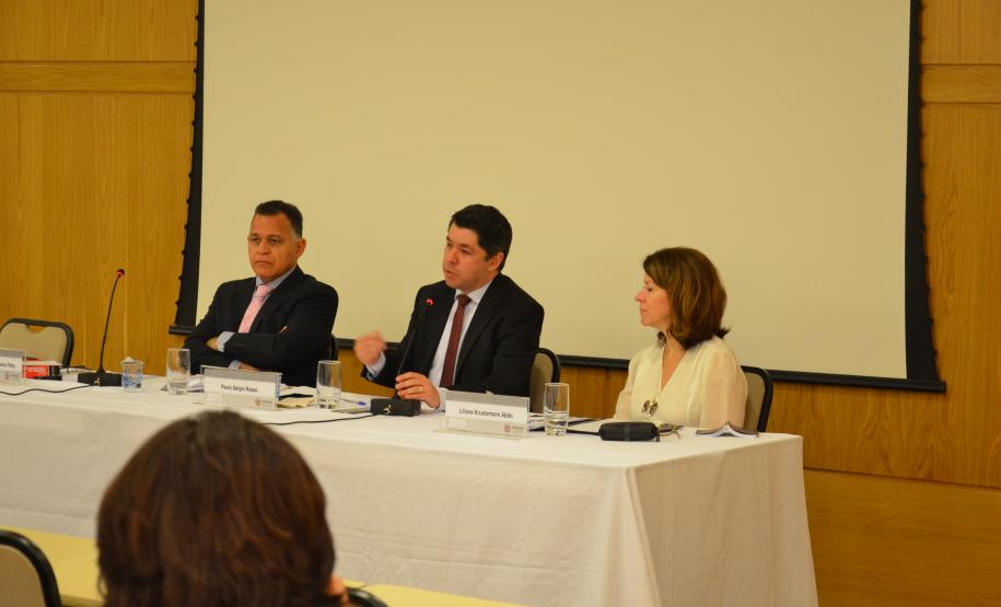 O procurador-geral do Estado, Paulo Sergio Rosso, fez a abertura do encontro, acompanhado do palestrante, professor Manoel Caetano Ferreira Filho, e da procuradora-chefe da Procuradoria da Região Metropolitana, Liliane Kruetzmann Abdo