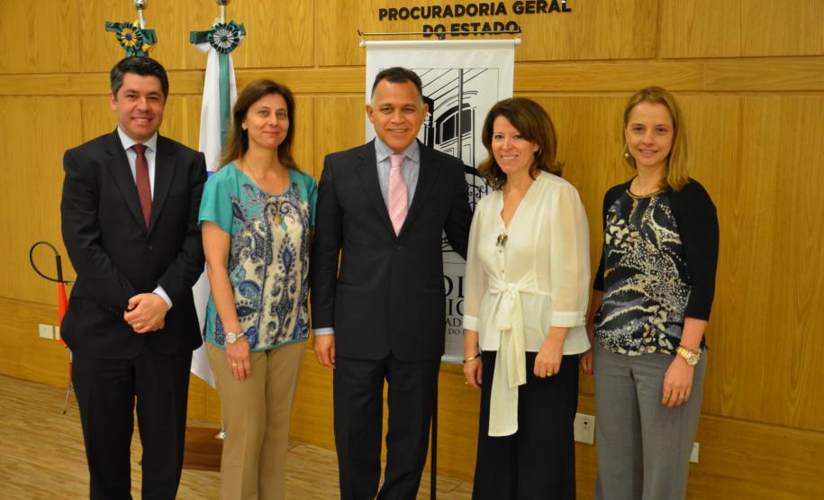 Procurador-geral Paulo Sergio Rosso; procuradora-chefe da Coordenadoria de Estudos Jurídicos, Leila Cuéllar; professor, procurador do Estado e palestrante Manoel Caetano Ferreira Filho; procuradora-chefe da Procuradoria da Região Metropolitana, Liliane Kruetzmann Abdo,; e procuradora do Estado e presidente da APEP (Associação dos Procuradores do Estado do Paraná), Cristina Leitão Teixeira de Freitas.