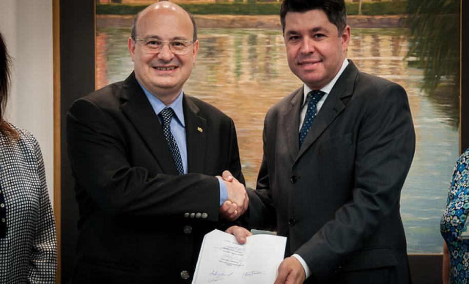 Termo de Cooperação Técnica com UFPR garantirá mais saúde a colaboradores da Procuradoria-Geral do Estado Zaki (à esquerda). “Fico muito feliz quando atendemos a demandas concretas da sociedade, como estamos fazendo hoje, mostrando que a UFPR não é uma torre de marfim”. Imagem: Samira Chami Neves.