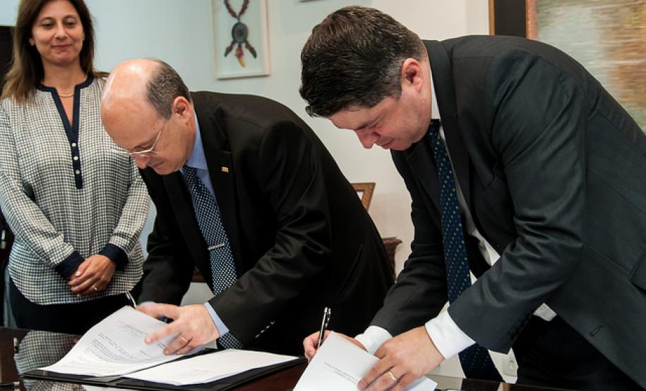 Termo de Cooperação Técnica com UFPR garantirá mais saúde a colaboradores da Procuradoria-Geral do Estado Rosso (à direita): “Estamos esperançosos de que a parceria ajude muito os servidores e possibilite que eles exerçam seu papel com mais saúde e dignidade”. Imagem: Samira Chami Neves.