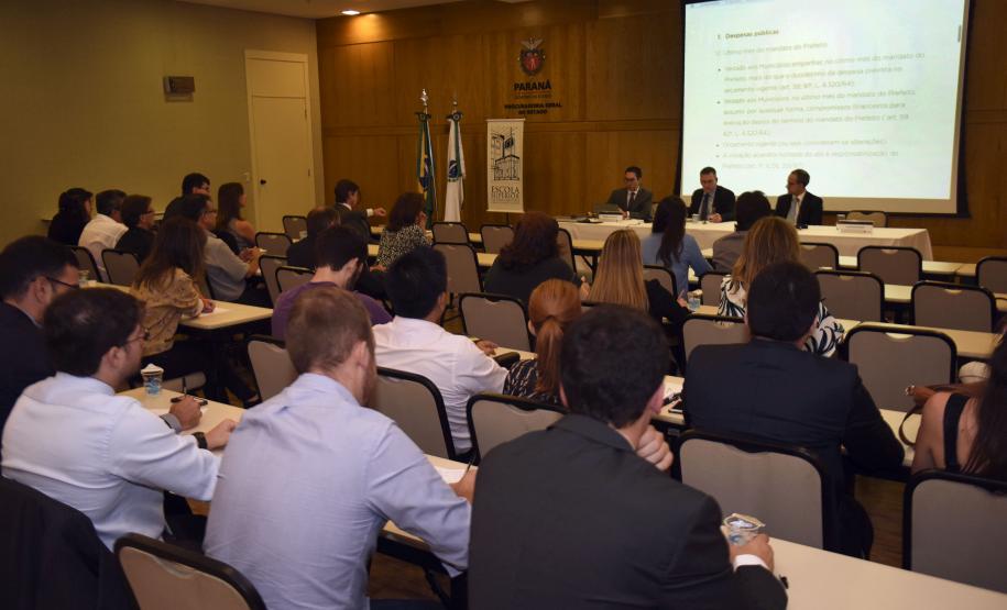 A Procuradoria-Geral do Estado realizou evento no dia 17 de março para discutir a legislação eleitoral com a participação dos professores doutores Claudio Smirne Diniz, Luiz Fernando Pereira e Rodrigo Luís Kanayama
