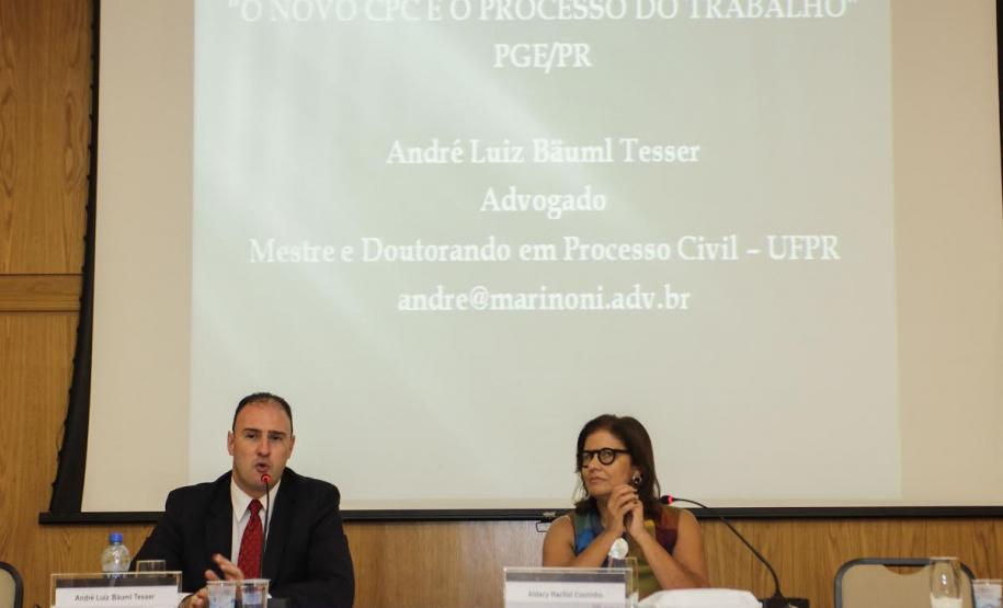 Mesa para palestra do professor André Luiz Bäuml Tesser foi coordenada pela procuradora e doutora Aldacy Rachid Coutinho