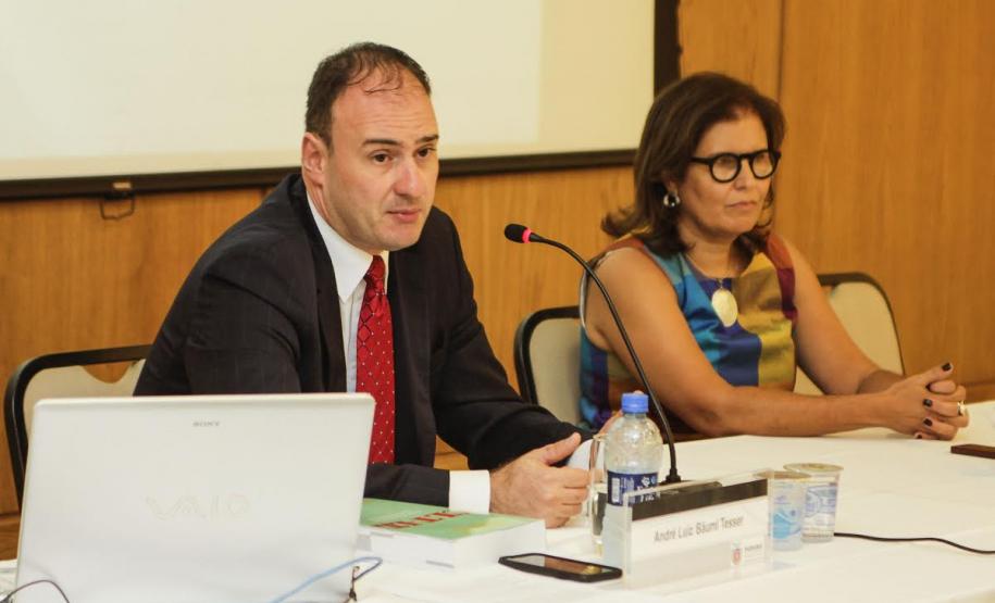 Na condução dos trabalhos a procuradora e doutora Aldacy Rachid Coutinho, ao lado do professor André Luiz Bäuml Tesser