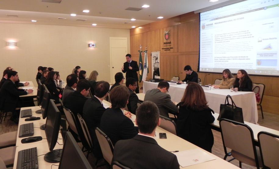 Durante três dias, os 26 procuradores ficarão em Curitiba para troca de experiência, antes de se deslocar para as regionais do interior do Estado, onde ficarão lotados.