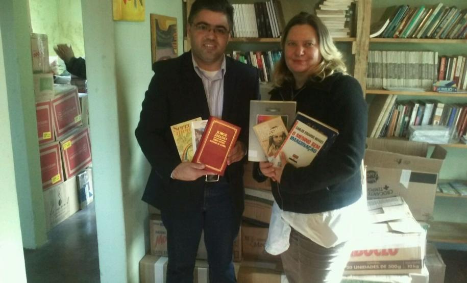 Paulo Collaço (servidor da Biblioteca/CEJ-PGE) e  Agda Cristina Ultchak (membro da equipe de Remição da Pena)