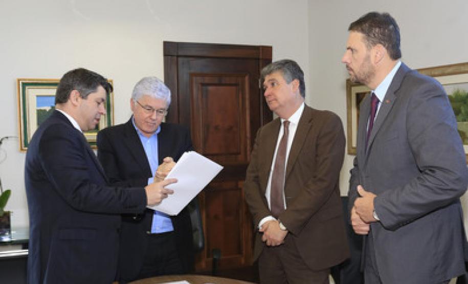 Estado do Paraná anuncia tabela de honorários de advogados dativos Assinatura da nova tabela dos advogados dativos. Assinaram o documento: secretário chefe da Casa Civil, Valdir Rossoni, Procurador Geral do Estado, Paulo Rosso, secretário da Fazenda, Mauro Ricardo e o presidente da OAB/Pr, José Augusto Noronha.Curitiba, 11-08-16.Foto: Arnaldo Alves / ANPr.