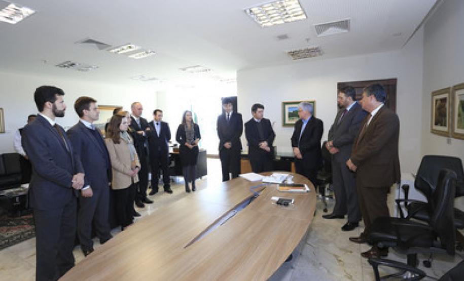 Estado do Paraná anuncia tabela de honorários de advogados dativos Assinatura da nova tabela dos advogados dativos. Assinaram o documento: secretário chefe da Casa Civil, Valdir Rossoni, Procurador Geral do Estado, Paulo Rosso, secretário da Fazenda, Mauro Ricardo e o presidente da OAB/Pr, José Augusto Noronha.Curitiba, 11-08-16.Foto: Arnaldo Alves / ANPr.