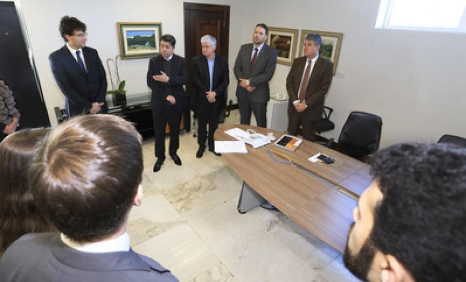 Estado do Paraná anuncia tabela de honorários de advogados dativos Assinatura da nova tabela dos advogados dativos. Assinaram o documento: secretário chefe da Casa Civil, Valdir Rossoni, Procurador Geral do Estado, Paulo Rosso, secretário da Fazenda, Mauro Ricardo e o presidente da OAB/Pr, José Augusto Noronha.Curitiba, 11-08-16.Foto: Arnaldo Alves / ANPr.