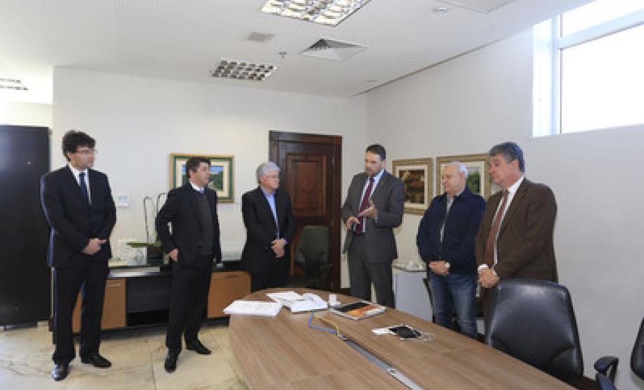 Estado do Paraná anuncia tabela de honorários de advogados dativos Assinatura da nova tabela dos advogados dativos. Assinaram o documento: secretário chefe da Casa Civil, Valdir Rossoni, Procurador Geral do Estado, Paulo Rosso, secretário da Fazenda, Mauro Ricardo e o presidente da OAB/Pr, José Augusto Noronha.Curitiba, 11-08-16.Foto: Arnaldo Alves / ANPr.