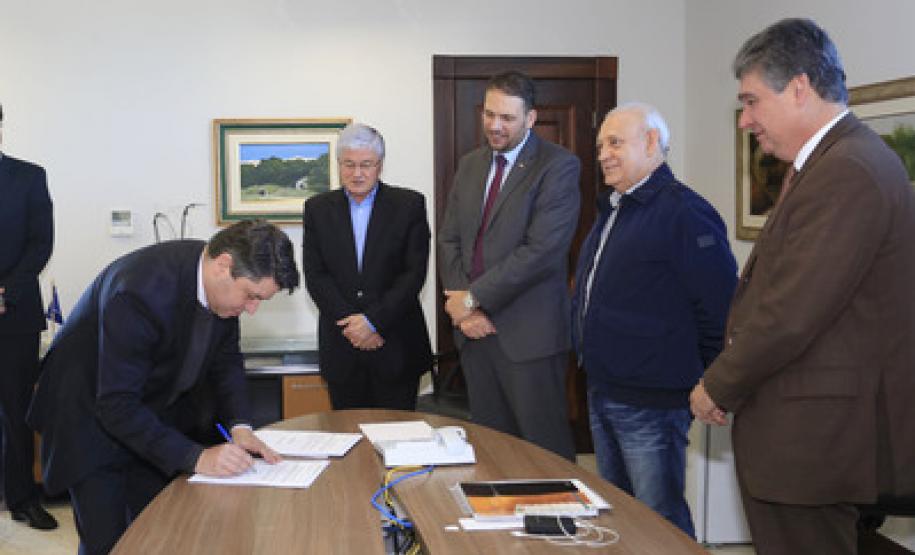 Estado do Paraná anuncia tabela de honorários de advogados dativos Assinatura da nova tabela dos advogados dativos. Assinaram o documento: secretário chefe da Casa Civil, Valdir Rossoni, Procurador Geral do Estado, Paulo Rosso, secretário da Fazenda, Mauro Ricardo e o presidente da OAB/Pr, José Augusto Noronha.Curitiba, 11-08-16.Foto: Arnaldo Alves / ANPr.