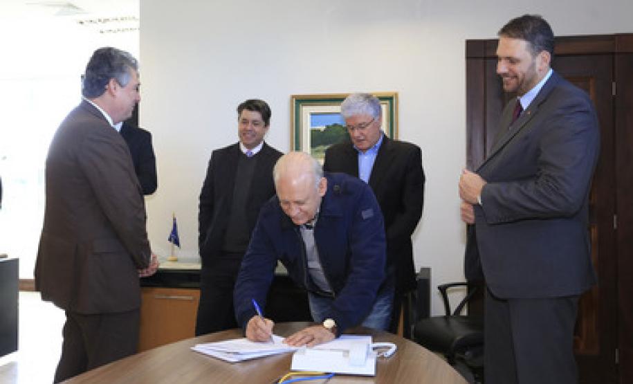 Estado do Paraná anuncia tabela de honorários de advogados dativos Assinatura da nova tabela dos advogados dativos. Assinaram o documento: secretário chefe da Casa Civil, Valdir Rossoni, Procurador Geral do Estado, Paulo Rosso, secretário da Fazenda, Mauro Ricardo e o presidente da OAB/Pr, José Augusto Noronha.Curitiba, 11-08-16.Foto: Arnaldo Alves / ANPr.