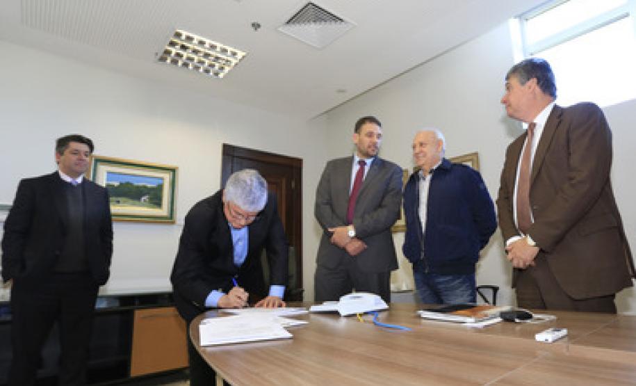 Estado do Paraná anuncia tabela de honorários de advogados dativos Assinatura da nova tabela dos advogados dativos. Assinaram o documento: secretário chefe da Casa Civil, Valdir Rossoni, Procurador Geral do Estado, Paulo Rosso, secretário da Fazenda, Mauro Ricardo e o presidente da OAB/Pr, José Augusto Noronha.Curitiba, 11-08-16.Foto: Arnaldo Alves / ANPr.