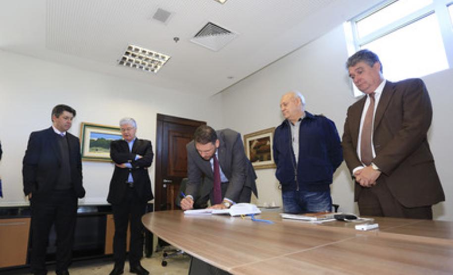 Estado do Paraná anuncia tabela de honorários de advogados dativos Assinatura da nova tabela dos advogados dativos. Assinaram o documento: secretário chefe da Casa Civil, Valdir Rossoni, Procurador Geral do Estado, Paulo Rosso, secretário da Fazenda, Mauro Ricardo e o presidente da OAB/Pr, José Augusto Noronha.Curitiba, 11-08-16.Foto: Arnaldo Alves / ANPr.