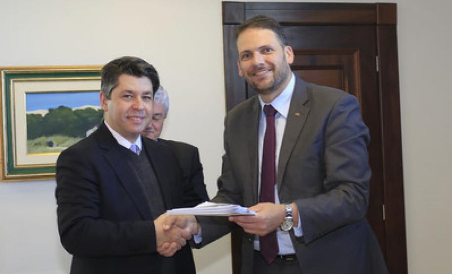 Estado do Paraná anuncia tabela de honorários de advogados dativos Assinatura da nova tabela dos advogados dativos. Assinaram o documento: secretário chefe da Casa Civil, Valdir Rossoni, Procurador Geral do Estado, Paulo Rosso, secretário da Fazenda, Mauro Ricardo e o presidente da OAB/Pr, José Augusto Noronha.Curitiba, 11-08-16.Foto: Arnaldo Alves / ANPr.