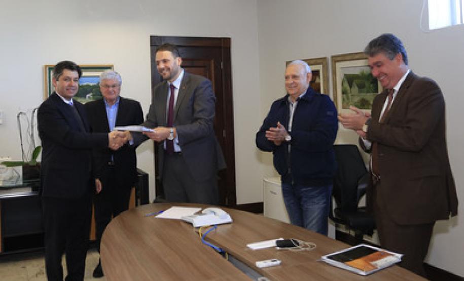 Estado do Paraná anuncia tabela de honorários de advogados dativos Assinatura da nova tabela dos advogados dativos. Assinaram o documento: secretário chefe da Casa Civil, Valdir Rossoni, Procurador Geral do Estado, Paulo Rosso, secretário da Fazenda, Mauro Ricardo e o presidente da OAB/Pr, José Augusto Noronha.Curitiba, 11-08-16.Foto: Arnaldo Alves / ANPr.