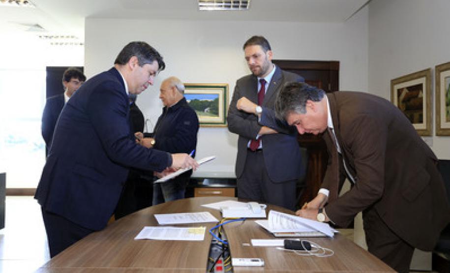 Estado do Paraná anuncia tabela de honorários de advogados dativos Assinatura da nova tabela dos advogados dativos. Assinaram o documento: secretário chefe da Casa Civil, Valdir Rossoni, Procurador Geral do Estado, Paulo Rosso, secretário da Fazenda, Mauro Ricardo e o presidente da OAB/Pr, José Augusto Noronha.Curitiba, 11-08-16.Foto: Arnaldo Alves / ANPr.