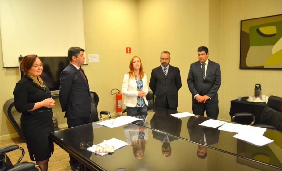 Da esquerda para a direita: procuradora-chefe da Procuradoria de ações Coletivas, Ana Cláudia Bento Graf; procurador-geral do Estado, Paulo Sérgio Rosso; presidente do Sindicato dos Agentes Penitenciários, Petruska Sviercoski, e os advogados do Sindicato, Adauto Pinto da Silva e Fuad Salim Naji