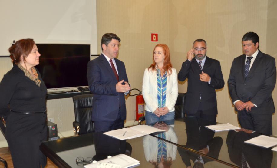 Da esquerda para a direita: procuradora-chefe da Procuradoria de ações Coletivas, Ana Cláudia Bento Graf; procurador-geral do Estado, Paulo Sérgio Rosso; presidente do Sindicato dos Agentes Penitenciários, Petruska Sviercoski, e os advogados do Sindicato, Adauto Pinto da Silva e Fuad Salim Naji.