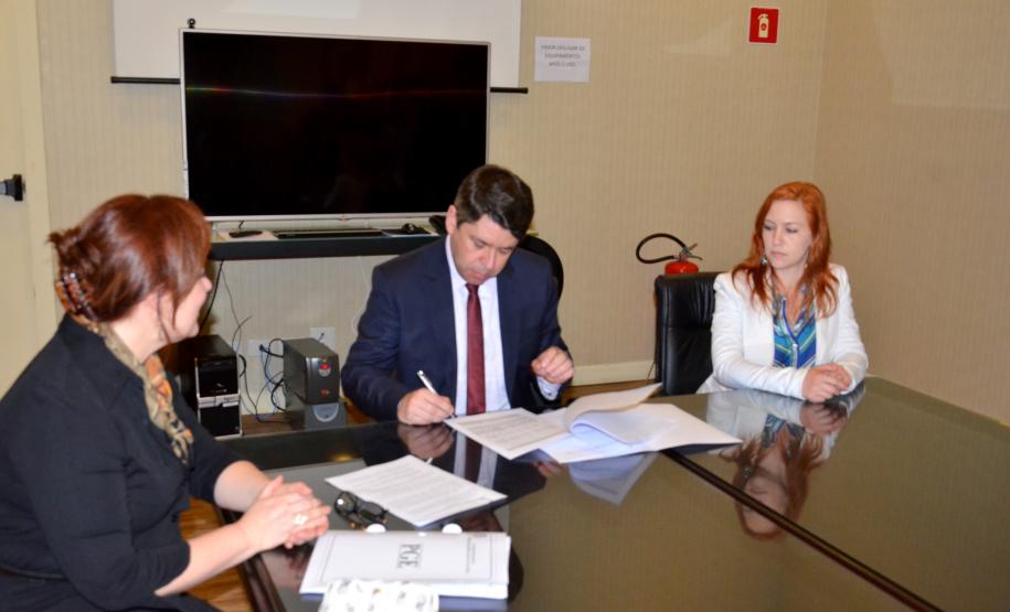 O Governo do Paraná, por meio da Procuradoria-Geral do Estado, assinou um acordo histórico com o Sindicato dos Agentes Penitenciários (Sindarspen), nesta terça-feira (30), com vistas a encerrar 466 processos judiciais e pagar diferenças remuneratórias devidas pelo Estado. Da esquerda para a direita: procuradora-chefe da Procuradoria de ações Coletivas, Ana Cláudia Bento Graf; procurador-geral do Estado, Paulo Sérgio Rosso, e presidente do Sindicato dos Agentes Penitenciários, Petruska Sviercoski.