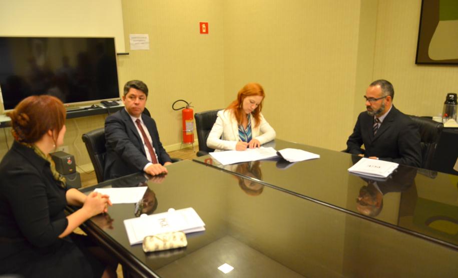 O Governo do Paraná, por meio da Procuradoria-Geral do Estado, assinou um acordo histórico com o Sindicato dos Agentes Penitenciários (Sindarspen), nesta terça-feira (30), com vistas a encerrar 466 processos judiciais e pagar diferenças remuneratórias devidas pelo Estado