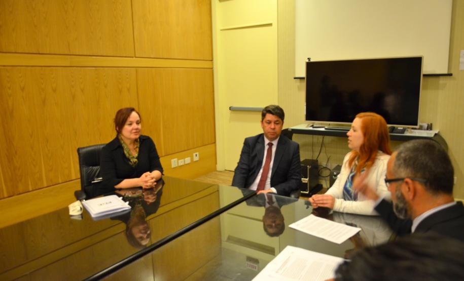 O Governo do Paraná, por meio da Procuradoria-Geral do Estado, assinou um acordo histórico com o Sindicato dos Agentes Penitenciários (Sindarspen), nesta terça-feira (30), com vistas a encerrar 466 processos judiciais e pagar diferenças remuneratórias devidas pelo Estado.