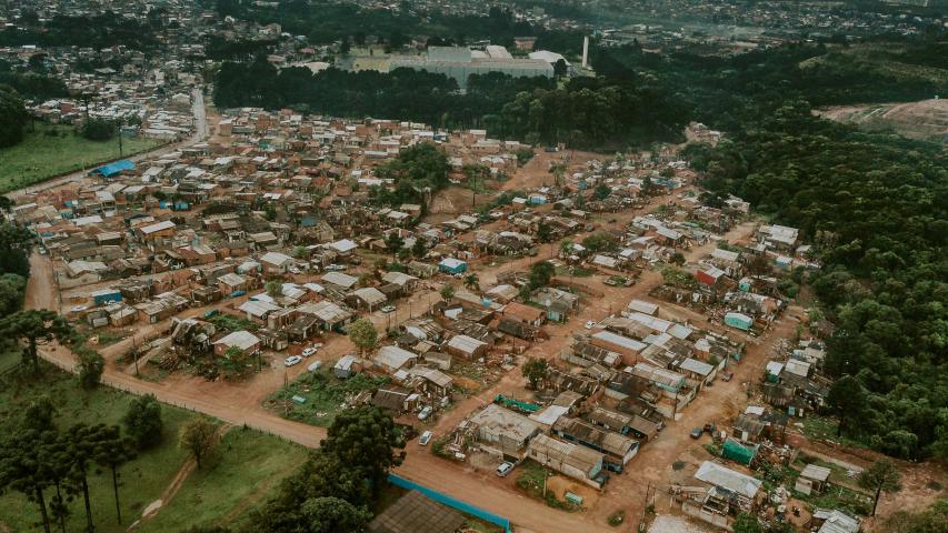 Texto: AEN-PR https://www.aen.pr.gov.br/Noticia/Acordo-intermediado-pelo-Estado-regulariza-terreno-da-Vila-Tiradentes-em-Curitiba